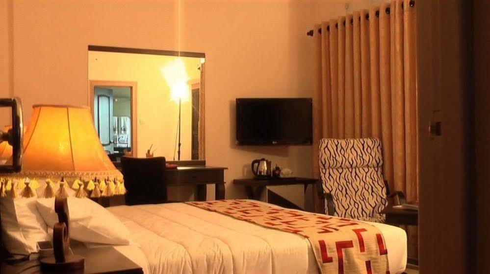 Oyo 317 Choy'S Waterfront Residence Negombo Exterior foto